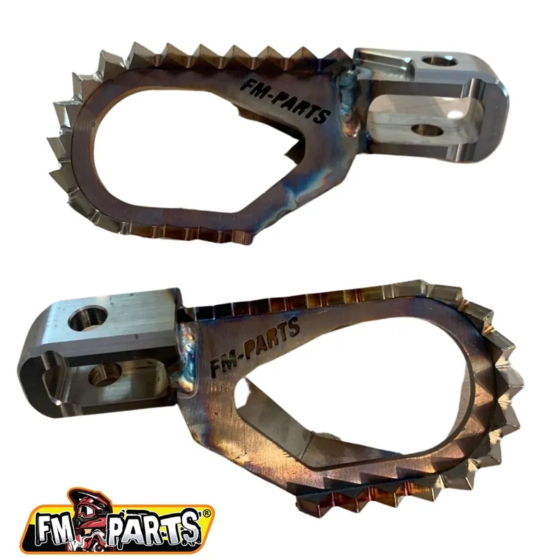 Pouze Dnes FM-PARTS OFFSET stupačky (komplet) STAINLESS FOOTPEGS KTM / HUSQVARNA / GAS GAS 17-23 barva ocelový